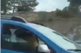 Pasutri Terekam 'Main' Saat Berkendara, Mobilnya Sampai Zig-Zag