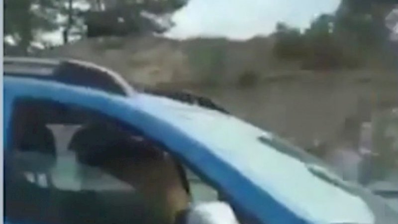 Pasutri Terekam 'Main' Saat Berkendara, Mobilnya Sampai Zig-Zag