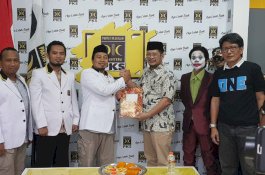 Mendaftar di 3 Parpol, None Ditemani “Joker”