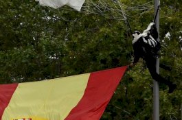 Penerjun Payung Spanyol Tersangkut di Tiang Lampu Jalan saat Perayaan Nasional