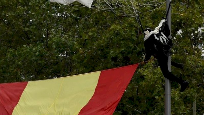 Penerjun Payung Spanyol Tersangkut di Tiang Lampu Jalan saat Perayaan Nasional