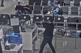 Ketinggalan Pesawat, Penumpang Mengamuk Liar di Bandara