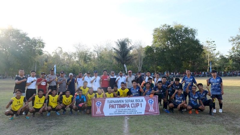 Wakil Gubernur Sulawesi Selatan, Andi Sudirman Sulaiman, menghadiri pembukaan turnamen sepak bola Pattimpa Cup 1 di Desa Pattimpa, Kecamatan Ponre, Kabupaten Bone, Sabtu (12/10/2019).