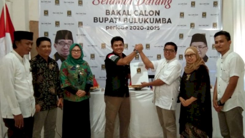 Syamsuddin Alimsyah saat mendaftar di PKS Bulukumba.