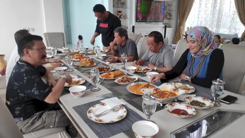 Rocky Gerung santap siang bersama Said Didu, Ilham Bintang, dan Rahma Sarita. 
