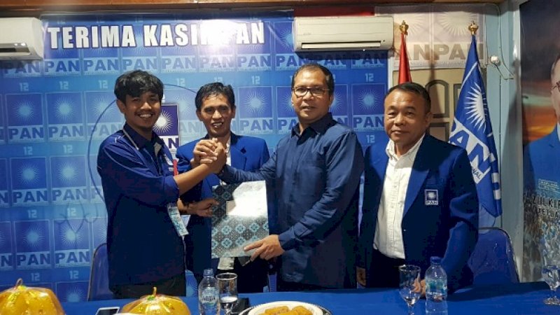 Ramdhan Pomanto saat mengambil formulir pendaftaran di PAN Makassar, Senin (14/10/2019).