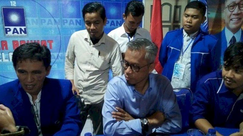 Iqbal Djalil (tengah), saat mengambil formulir di PAN Makassar.