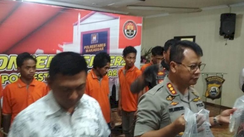 Kapolrestabes Makassar Kombes Pol Wahyu Dwi Ariwibowo, memperlihatkan pelaku penganiayaan tukang parkir dan barang buktinya, Senin (14/10/2019).