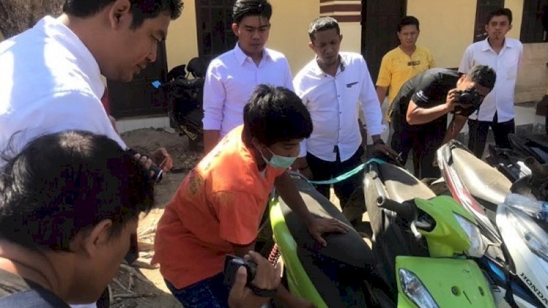 Pelaku saat memperagakan cara mencuri sepeda motor korbannya di Polres Bulukumba, Senin (14/10/2019).