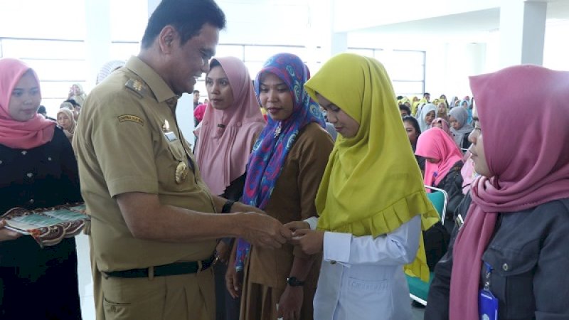 Pendistribusian kartu BPJS Ketenagakerjaan kepada honorer di gedung lantai 6 Menara Pemkab Barru, Senin (14/9/2019).