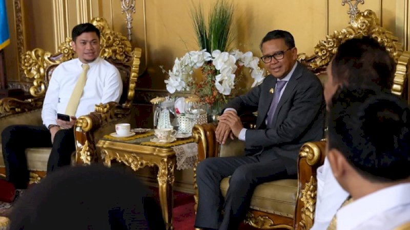 Ketua PMI Sulsel, Adnan Purichta Ichsan, saat melakukan audiensi bersama Gubernur Sulsel Nurdin Abdullah di Rumah Jabatan Gubernur Sulsel, Senin (14/10/2019). 