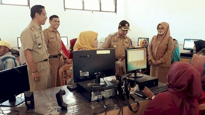 Bupati Jeneponto, Iksan Iskandar, meninjau kegiatan program pendidikan nonformal di satuan pendidikan PNF Sanggar Kegiatan Belajar (SKB) Dinas Pendidikan dan Kebudayaan.