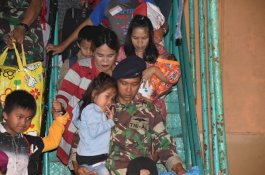 860 Pengungsi Tiba dari Wamena Pakai KM Sinabung, 2 SST Prajurit Lantamal VI Bantu Debarkasi