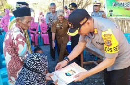 Didampingi Ketua Bhayangkari, Kapolres Jeneponto Sumbang Korban Kebakaran di Tobereka