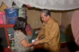 Bupati Sidrap Kunjungi Rumah Penderita Kelumpuhan Otak
