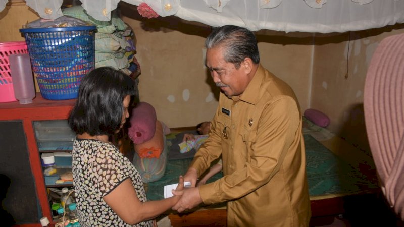 Bupati Sidrap Kunjungi Rumah Penderita Kelumpuhan Otak