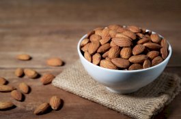 Makan Almond Setiap Hari Dapat Mengurangi Kerutan di Wajah