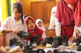 Peduli Sekolah Terpencil di Pangkep, Komunitas Sosial Ini Bagikan Sepatu ke Siswa SD 60 Buung