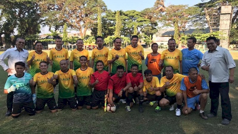 Foto bersama usai pertandingan ekshibisi sepak bola antara direksi dan manajemen versus pensiunan (alumni) Kalla Group di Lapangan Sepak Bola Hasanuddin, Makassar, Selasa (15/10/2019).