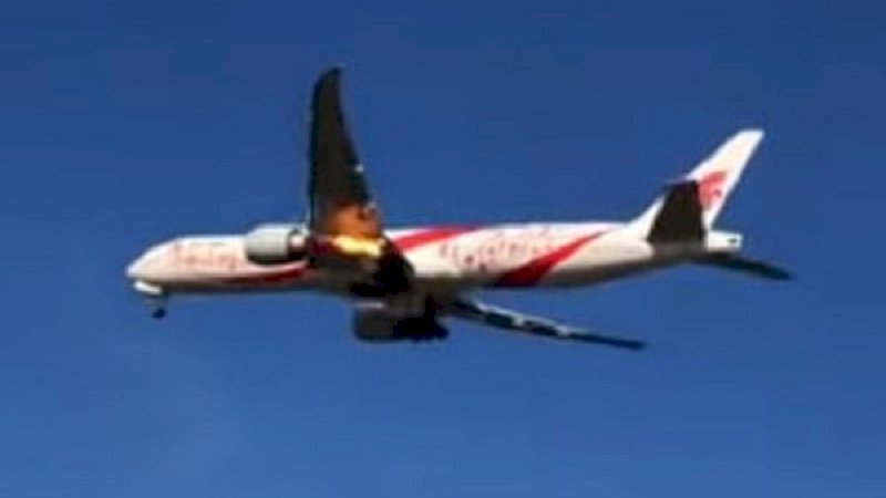 Pesawat China Air 888 terbakar.