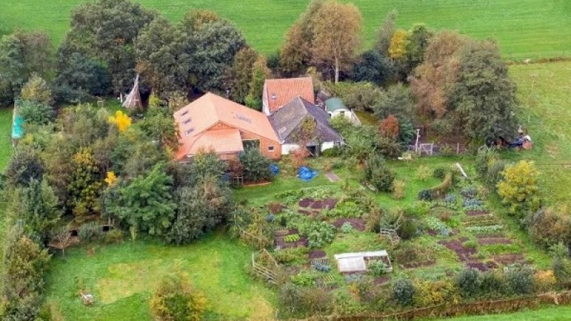 Sebuah rumah pertanian yang di bawahnya jadi tempat persembunyian 6 anak yang sembilan tahun menunggu kiamat,  di kota Ruinerwold, di Drenthe, Belanda. 