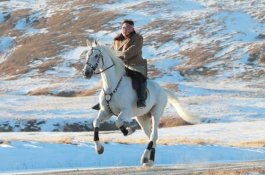 Kim Jong Un Mendaki Gunung Suci Dengan Mununggang Kuda Putih