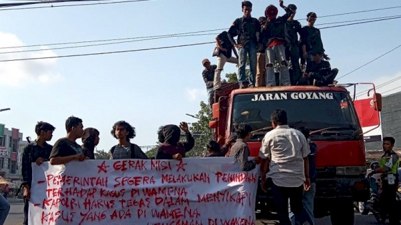 Massa memblokade perbatasan Gowa-Makassar dengan truk dan meminta pemerintah memberi perhatian terhadap keselamatan pendatang di Papua. (Foto: Ishak Agus/Rakyatku.com)