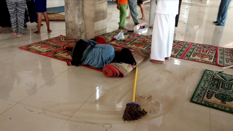 Seorang perempuan tergolek lemah di lantai dua Masjid Siratal Mustaqim. Diduga baru saja gugurkan kandungan.