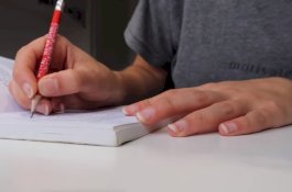 Berbagi Cara Kerjakan PR Lewat Youtube, Remaja Ini Sukses Hasilkan Uang Banyak