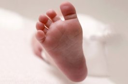 Pagi-pagi Sekali, CCTV Rekam Ibu Buang Bayi Perempuannya di Trotoar