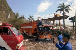 Truk Pengangkut Besi Terbakar di Pangkep
