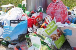 Edan, Guru Paksa Siswanya Makan Sampah