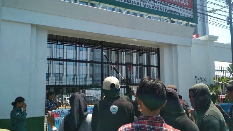 Aliansi Mahasiswa Enrekang Peduli Korupsi melakukan unjuk rasa di depan kantor Kejati Sulsel, Jalan Urip Sumohardjo, Rabu (17/10/2019). 