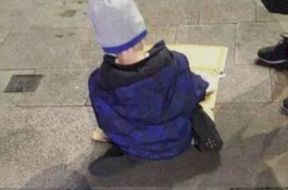 Menyayat Hati, Bocah 5 Tahun Makan Malam di atas Selembar Karton