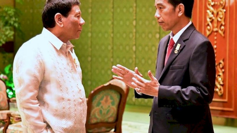 Presiden Filipina, Rodrigo Duterte bersama Presiden Joko Widodo dalam sebuah kesempatan.