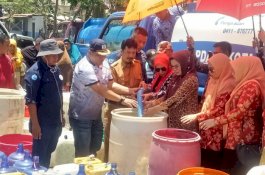 Bareng Istri Gubernur dan Wali Kota, Dirut PDAM Makassar Antar Air Bersih ke Biringkanaya