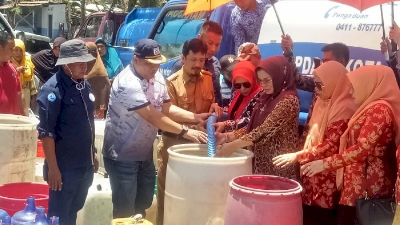 Perusahaan Daerah Air Minum (PDAM) Kota Makassar memberi layanan antar air gratis kepada warga Untia dan Katimbang, Kecamatan Biringkanaya, Kamis (17/10/2019). 