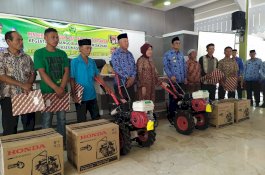 Pemda Barru Serahkan Bantuan Mesin Kultifator ke Petani