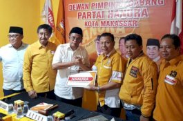 Irianto Andi Baso Ence Paling Pertama Ambil Formulir di Hanura Makassar