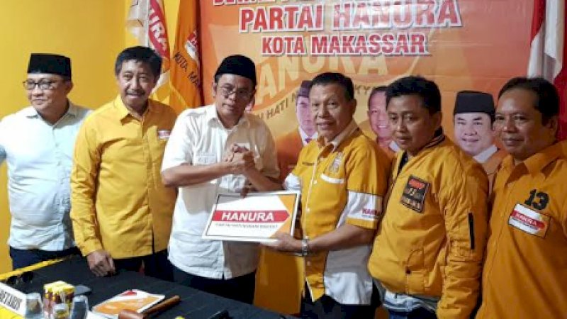 Irianto Andi Baso Ence paling pertama ambil formulir di Hanura Makassar, Jalan Tarakan, Kamis (17/10/2019).