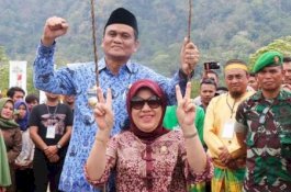 Pesta Adat Mattoana Wanua, Bupati Barru dan Istri Menjajal Ayunan Setinggi 20 Meter
