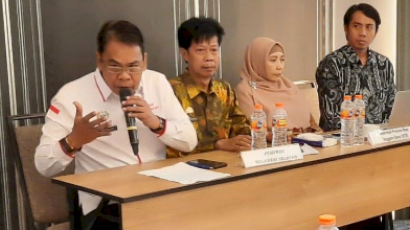 Kepala Dinas Kominfo-SP, Andi Hasdullah (kiri) dan Sekretaris PPID Utama yang juga Kepala Bidang Informatika, Badaruddin