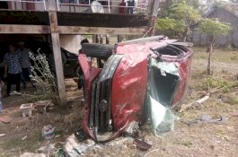 Sopir Mengantuk, Mobil Toyota Rush Keluar Jalur Tabrak Rumah Warga di Wajo