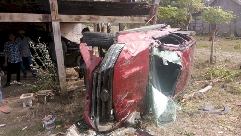 Mobil Toyota yang Rush mengalami kecelakaan tunggal di Jalan Poros Sengkang - Tarumpakkae, Jumat (18/10/2018).