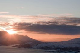 Di Kota Ini Matahari Tak Terbenam, Bagaimana Waktu Salatnya?