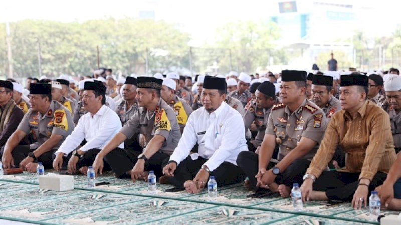 Pj Wali Kota, M Iqbal Suhaeb (ketiga dari kiri), bersama Kapolda Sulsel, Irjen Pol Mas Guntur Laupe saat zikir di Karebosi.