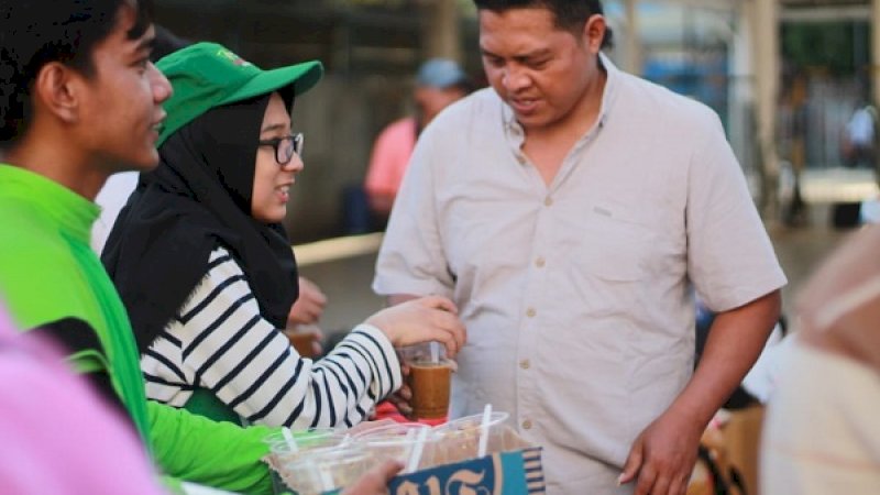 Relawan Dompet Dhuafa, tampak memberikan minuman kepada salah seorang pengungsi.