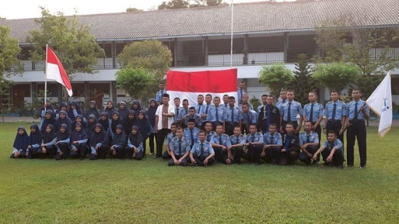 Guru dan siswa SMKN 2 Sragen berfoto dengan membentangkan merah putih. Sebelumnya, mereka berpose membentangkan bendera mirip lambang HTI.