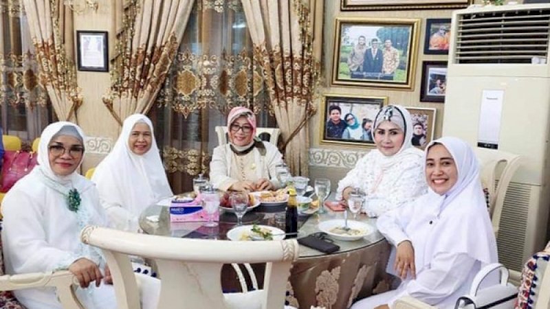 Meity Rahmatia (kanan) bersama Ketua Tim Penggerak PKK Sulsel, Liestiaty F Nurdin (kiri), dan beberapa ibu-ibu lainnya.