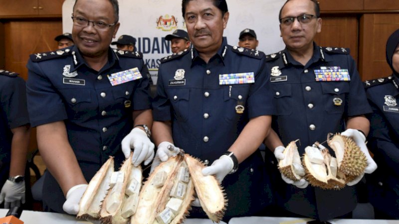 Polisi menunjukkan durian yang mengandung heroin.